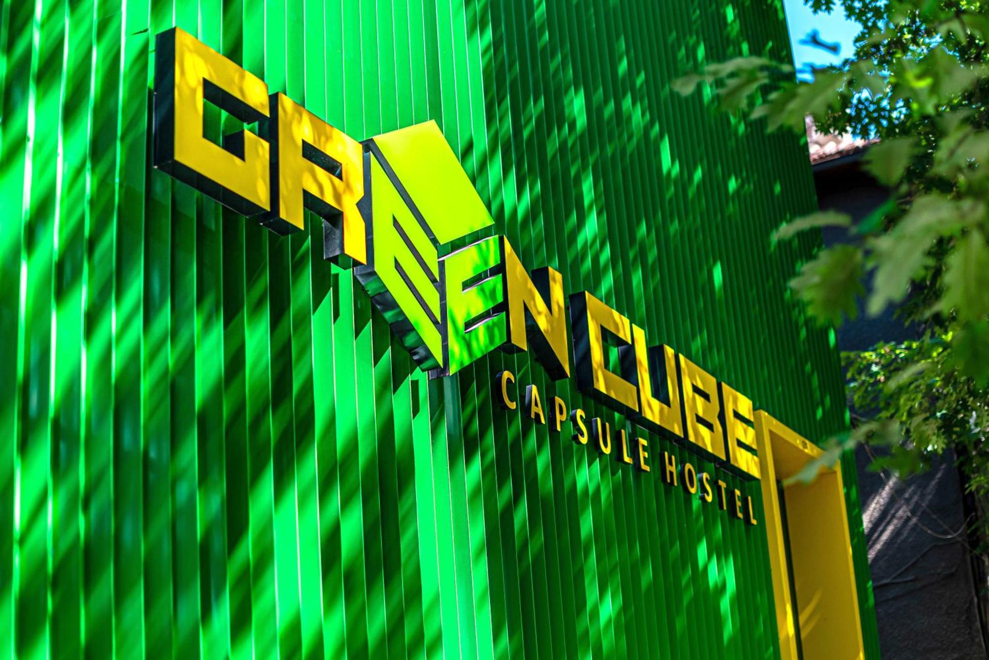 Cube Capsule Хостел *